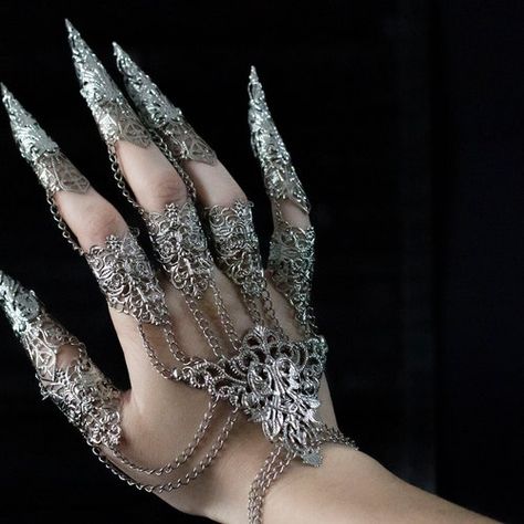 Fingers Armor Gold Nails Claws Metal Set Style 2 - Etsy Australia Fantasy Cosplays, Chained Bracelet, Nail Claws, Finger Claws, Hand Armor, Vampire Vibes, Nail Armor, Metal Glove, Nail Rings