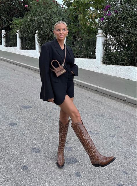 Cowboy Boots Outfit Fall, Traje Cowgirl, Western Boot Outfit, Black Cowboy Boots Outfit, Estilo Cowgirl, Cowboy Boot Outfits, Western Boots Outfit, Botas Western, Fall Boots Outfit