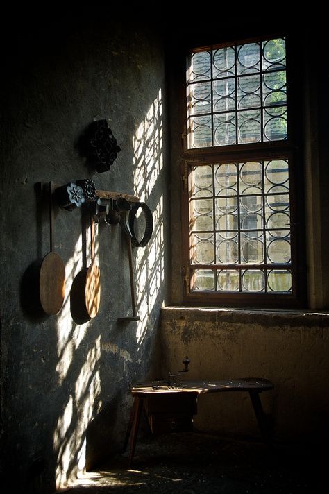 Leaded Windows, Ombres Portées, Foto Tips, Cabin In The Woods, Window View, Through The Window, Abandoned Places, Potpourri, Light And Shadow