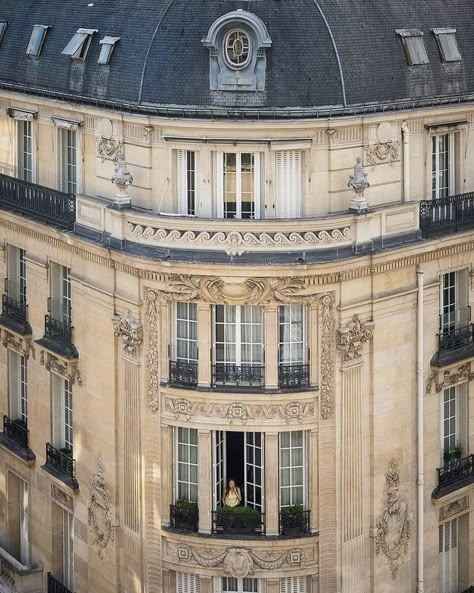 French Penthouse, Drawing Inspo Aesthetic, Penthouse Exterior, Paris Penthouse, Paris Drawing, Paris Buildings, French Buildings, French Designers, French Balcony