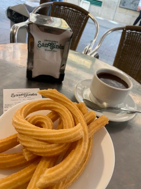 Churros Madrid, Food In Spain, Spanish Snacks, Churros Con Chocolate, Madrid Food, Madrid Restaurants, Spain Food, Food Experience, Spanish Dishes