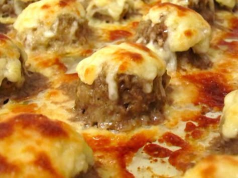 Ooey Gooey Cheesy Meatballs ~ Another great SuperBowl dish from a fantastic foodie blog with lots of great recipes and pictures Cheesy Meatball Recipes, Cheesy Meatballs, Protein Meal, Ooey Gooey, Meatball Recipes, Beef Dishes, Main Dish Recipes, I Love Food, Appetizer Snacks