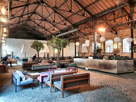 Warehouse Restaurant Design, Warehouse Coffee Shop, Cafe Lighting Design, Coffee Warehouse, Warehouse Cafe, Industrial Cafe, Beautiful Outdoor Living Spaces, Industrial Restaurant, Cafe Concept