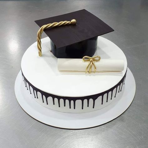 Simple Cake For Graduation, Bachelor Torte, Happy Graduation Cake, Beer Themed Cake, Simple Graduation Cakes, College Graduation Cakes, Surprise Birthday Cake, Graduation Cake Designs, Graduation Party Desserts