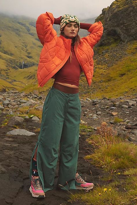 Hiking Fall Outfit Outdoors, Apres Aesthetic, Outfits For Adventure, Winter Outdoor Outfits, Hiking Gear Women, Fall Hiking Outfits, Fall Hiking Outfit, Retro Hiking, Camping Fashion