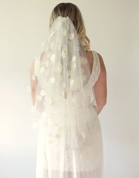 Summer of Love Veil Daisy Bridal Veil Unique Veil Wedding - Etsy Singapore Daisy Wedding Veil, Daisy Veil, Voile Unique, Daisy Wedding Theme, Embroidery Veil, Veil Flowers, Champagne Veil, Vintage Veils Bridal, Unique Wedding Veils