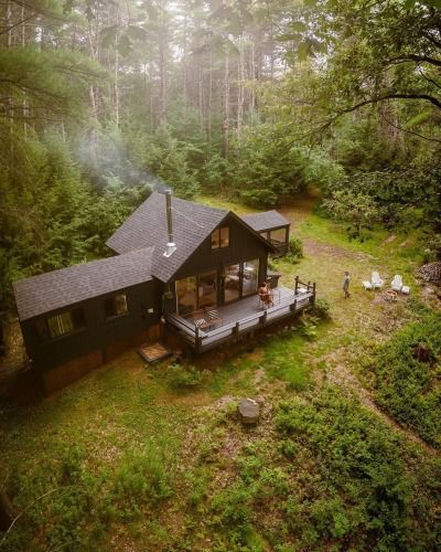 Modern Cabin Design, Rural Photography, Dream House Aesthetic, A Cabin In The Woods, Log Cabin Rustic, Safe Room, Tiny House Cabin, Mountain Homes, Modern Cabin