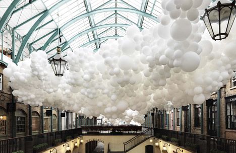 Charles Petillon Heartbeat balloons installation at Covent Garden market London Balloon Installation, White Balloons, Covent Garden, Sculpture Installation, Land Art, French Artists, Exhibition Design, Modern Architecture, In A Heartbeat