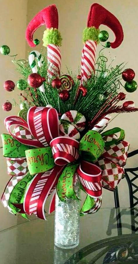 Grinch Christmas Decorations, Tabletop Christmas Tree, Christmas Arrangements, Flower Inspiration, I Love Christmas, Christmas Decorating Ideas, Grinch Christmas, Noel Christmas, Christmas Floral