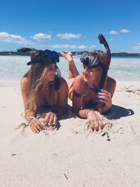 summer beach picture inspiration Mexico Picture Ideas, Sister Beach Pictures, Beach Picture Inspiration, Beach Tumblr, Summer Beach Pictures, Bff Pics, Cute Beach Pictures, Photos Black And White, Photos Bff