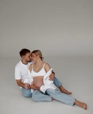 Photography Idea from another pin 📌 Maternity Photos In Jeans, Denim Pregnancy Photoshoot, Denim Maternity Shoot Pregnancy Photos, Vom Avea Un Copil, Home Maternity Photography, Studio Maternity Shoot, Maternity Picture Outfits, Photo Bb, Maternity Studio Photoshoot