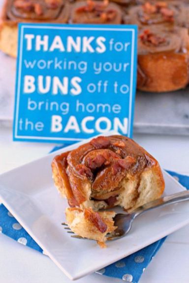 Father's Day Recipe - Bacon Sticky Buns with a FREE Printable - "THANKS for working your BUNS off to bring home the BACON"! Sticky Bun, Father's Day Printable, Caramel Glaze, Sticky Buns, Glue Gun, Brunch Recipes, Buns, Shout Out, Breakfast Brunch