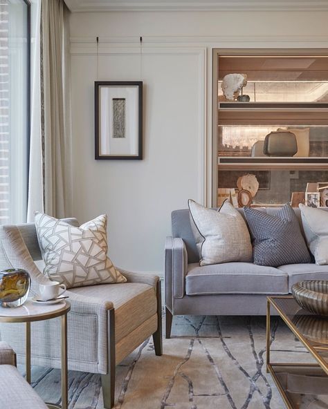 Sophie Paterson on Instagram: “A corner of the family room at our latest project #sophiepatersoninteriors #livingroom #luxuryinteriors” Decorating Tips And Tricks, Minimalist Eclectic, American Sofa, Sophie Paterson Interiors, Sophie Paterson, Lantern Decor, Bar Detail, Luxury Living Room Design, Classic Living Room