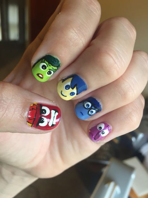 #NailArt du dessin animé Vice-Versa - #vernis #manucure Inside Out 2 Inspired Nails, Inside Out Nails Disney, Up Nails Pixar, Pixar Nails Short, Inside Out Nails, Movie Nail Art, Different Disney Character Nails, Pixar Nails, Cartoon Nail Art