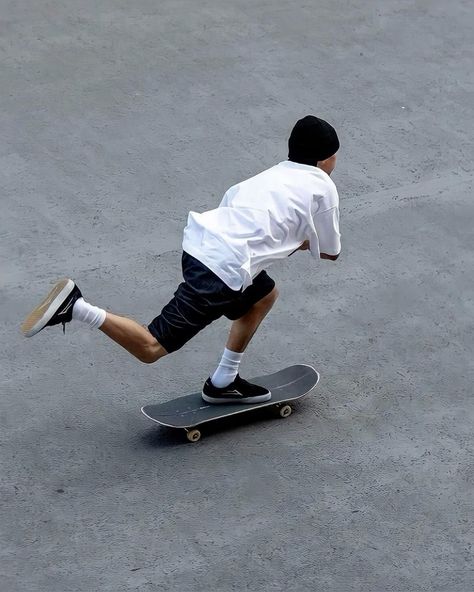 Skate Photoshoot Men, Skate Photo Ideas, Skatecore Aesthetic, Skateboarding Poses Reference, Skater Reference, Skateboarding Reference, Skateboarder Aesthetic, Skateboarding Photoshoot, Skater Pose