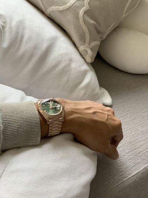 men luxury lifestyle aesthetic Gold Watch Outfit, Green Watch Men, Frugal Male Fashion, Mens Luxury Lifestyle, Green Watch, Fashion Boy, Rolex Date, Rolex Watches For Men, Gold Watch Men