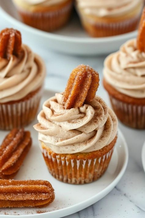 These spiced churro cupcakes with cinnamon cream cheese frosting taste just like churros in cupcake form! They're tangy, sweet, and fantastically warm. Churro Cupcakes, Weight Watcher Desserts, Recipe Cake, Torte Cupcake, Low Carb Dessert, Cupcake Flavors, Cupcake Recipe, Köstliche Desserts, Fun Cupcakes