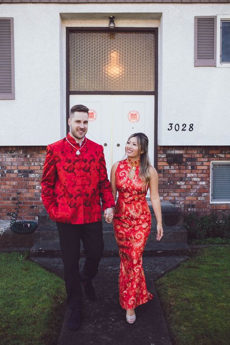 Couple wearing traditional Chinese wedding suit and dress Chinese Couple Outfit, Yea Ceremony, Qi Pao Wedding, Chinese Tea Ceremony Dress, Chinese Dress Outfit, Traditional Chinese Clothing Female, Poses Asian, Chinese Wedding Outfits, Wedding Vietnamese