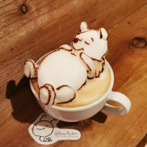 3D Coffee Latte Drawing. Latte Drawing, Winnie The Pooh 3d, Coffee Designs, 3d Coffee, Cute Drinks, Coffee Latte Art, Coffee Cup Art, Amazing Food Art, Pokemon Game