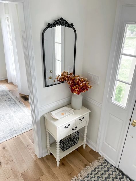 Elegant Small Entryway Ideas, Small Entryway Table Decor With Mirror, Entry Alcove, Small Entry Table, Small Entryway Decor, Small Foyer Ideas, Small Entry Tables, Small Entryway Bench, Entry Nook