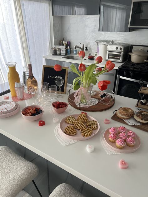 Sharing tips on how to host in a small apartment and sharing what I served for a Galentines brunch. Small Apartment Party, Galentines Dinner Party, Apartment Entertaining, Galentines Brunch, February Decor, Apartment Party, Elegant Tea Party, Day Party Ideas, Happy Birthday Decor