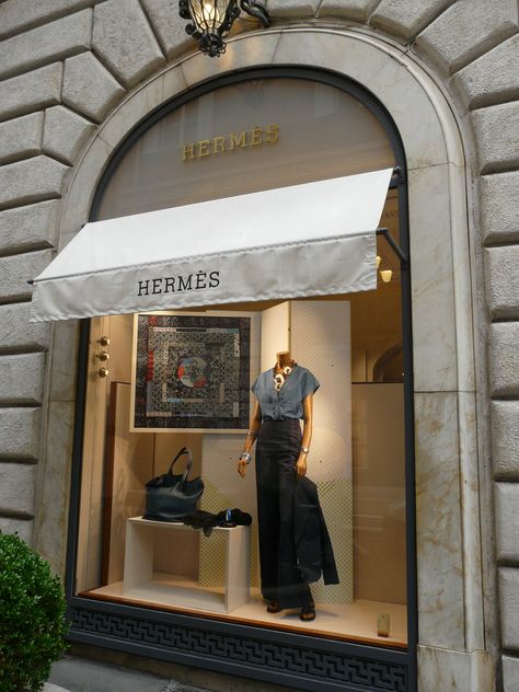 A window of the Hermes store in Rome Hermes Window, Hermes Store, Hermes Shop, Shop Facade, Retail Signage, Paris Store, Paris Luxury, Store Interiors, Boutique Interior