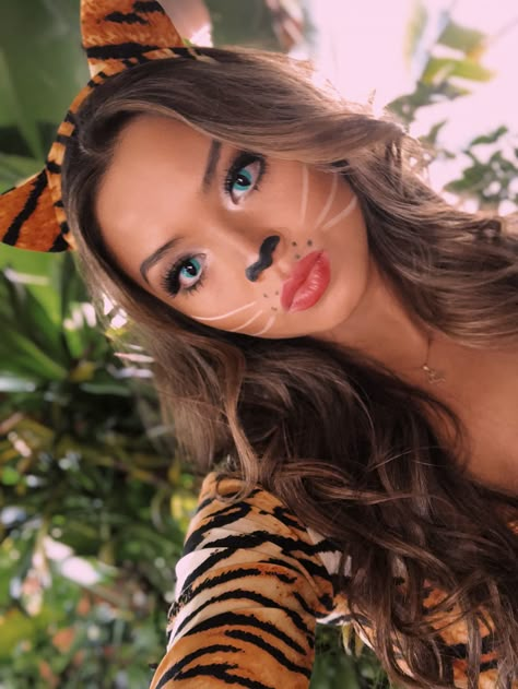 Tiger Make Up Woman, Tigger Makeup Halloween, Tiger Costume Women Diy, Cute Tiger Makeup, Tigger Face Paint, Tigger Make Up Halloween, Tiger Costume Women Makeup, Tigger Make Up, Tiger Makeup Look