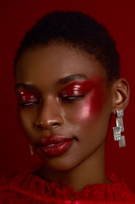 Monochromatic Makeup, Holiday Makeup Looks, Monochrome Makeup, Avant Garde Makeup, Glossy Makeup, Cool Makeup Looks, Red Makeup, Holiday Makeup, Beauty Shoot