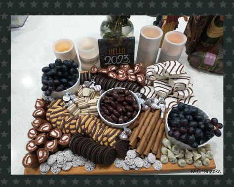 Black Themed Charcuterie Board, Black And White Snacks Party Ideas, Black Colored Foods For Party, Black Colored Snacks, Black Food Board Ideas, Color Party Food Ideas Black, Color Themed Charcuterie Board Ideas, Colour Themed Food Board, Black Food Board