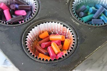 How to Melt Color Crayons | eHow Old Crayon Crafts, Melted Crayon Crafts, Rainbow Crayons, Making Crayons, Recycled Crayons, Crayon Crafts, Broken Crayons, Crayon Box, Color Crayons