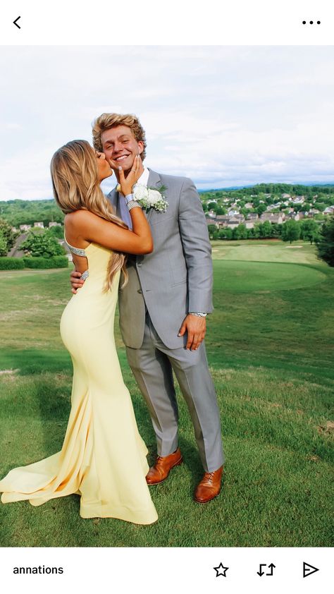 Yellow Prom Couple, Couple Prom Pictures, Yellow Evening Dress, Prom Photography Poses, Couple Prom, Homecoming Poses, Yellow Mermaid, Prom Pictures Couples, Prom Picture Poses