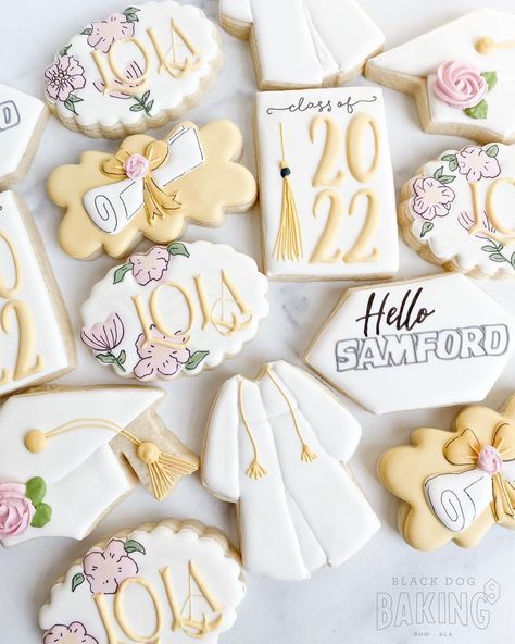 Black Dog Baking Co. | I loved making these more feminine, floral graduation cookies last week! It’s always fun to switch it up a bit! 🎓 ⠀⠀⠀⠀⠀⠀⠀⠀⠀ Congrats… | Instagram Graduation Cookies 2024, Graduation Cookies Decorated, Dog Baking, Cookie Bouquets, Cookie Decorations, Party Sweets, Cookie Bouquet, More Feminine, Graduation Cookies