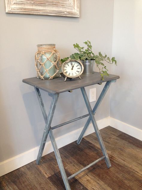 Convert regular TV trays into end tables, night stands, or hallway tables. Diy Tv Tray Table, Rustic Tv Trays, Diy Tv Tray, Rv Desk, Painted Tv Trays, Tv Dinner Table, Tv Tray Makeover, Wooden Tv Trays, Tv Dinner Trays