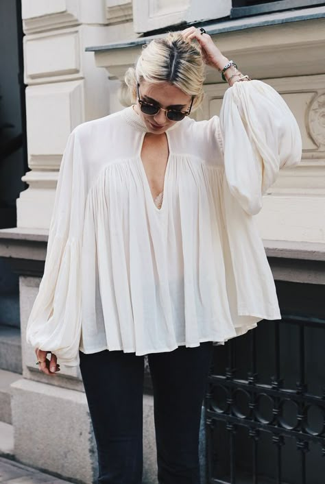 Josefin Dahlberg | Bloglovin’ Fashion Tops Blouse, Mode Casual, Kurta Designs, White Blouse, Outfits Casuales, Sewing Dresses, Fashion Tops, Look Fashion, Modest Fashion