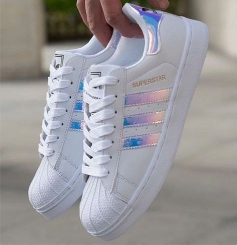 Adidas Originals Superstar plateados Adidas Superstar Holographic, Adidas Shoes Women, Casual Running Shoes, Sneakers Adidas, Adidas Fashion, Adidas Sneaker, Casual Lace, Flat Sneakers, Shoes Trainers