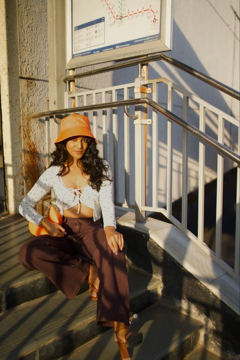 Orange Bucket Hat Outfit, Bucket Hat Photoshoot, White Bucket Hat Outfit, Orange Bucket Hat, Bucket Hat Looks, Yellow Bucket Hat, Bucket Hat Outfit, Hat Y2k, White Bucket Hat