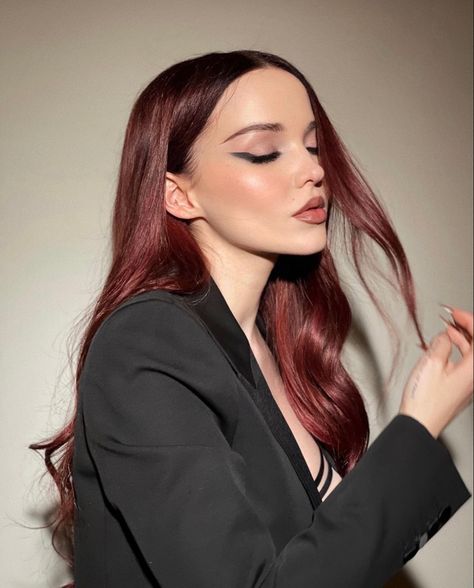 Dove Cameron Red Hair, Dove Cameron Brown Hair, Dove Cameron Icons, Dov Cameron, Cameron Hair, Dove Cameron Descendants, Dave Cameron, Dove Cameron Style, Dark Red Hair