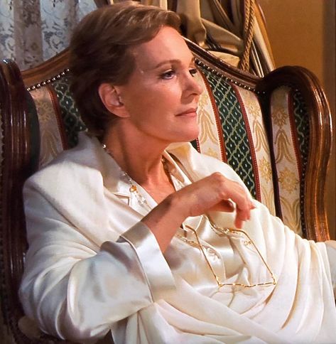 Julie Andrews Online on Instagram: “Queen Clarisse in all her crowning glory 👑✨ #julieandrews #julieandrewsonline #princessdiaries #theprincessdiaries #queen #queenclarisse…” Queen Clarice Princess Diaries, Julie Andrews Princess Diaries, Disney Crown, Julie Andrews Movies, Anne Hathaway Style, Sound Of Music Movie, Princess Diaries 2, Diary Movie, Movie Classics