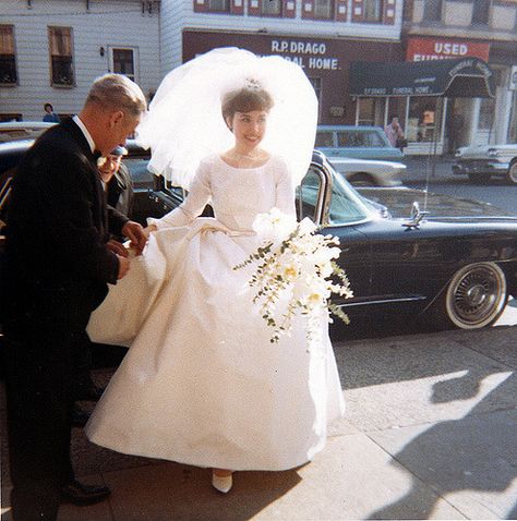 1960s Bride, 60s Bride, Queen Wedding Dress, Vintage Wedding Photos, Wedding Gowns Vintage, Vintage Inspired Wedding, Vintage Bride, Vintage Bridal, Beautiful Wedding Dresses