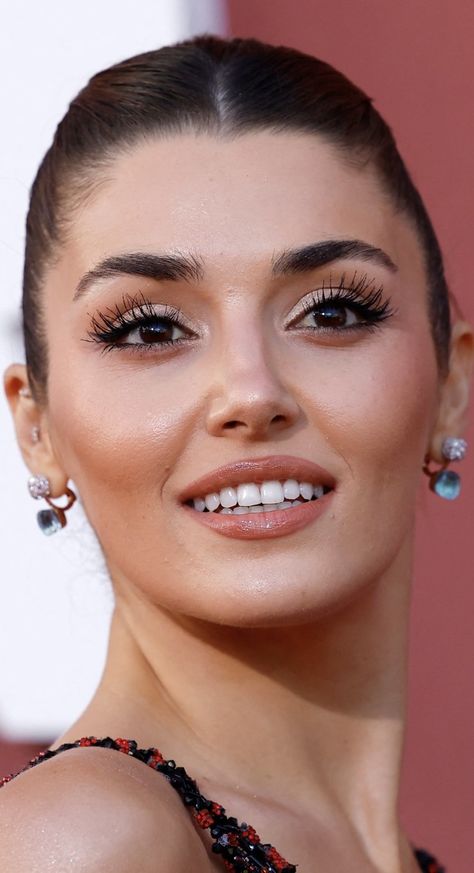 Hande Erçel Makeup, Celebrity Teeth, Nudestix Makeup, Mac Lipstick Swatches, Hande Ercel Style, Close Up Faces, Doll Eye Makeup, Perfect Teeth, Classic Makeup