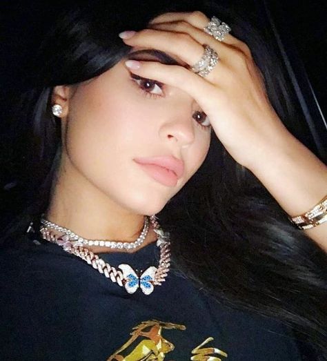 Kylie Jenner and Travis Scott on Instagram: “Travis gave that necklace to Kylie 🦋🦋” Kylie Jenner, Angeles, Necklaces, On Instagram, Instagram, Black, Los Angeles