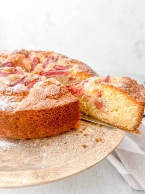 Gluten Free Rhubarb Recipes, Victoria Sponge Cupcakes, Gluten Free Rhubarb, Strawberry Rhubarb Cake, Sponge Cupcakes, Rhubarb Cake Recipes, Gluten Free Cupcakes Vanilla, Rhubarb Bread, Gluten Free Bisquick