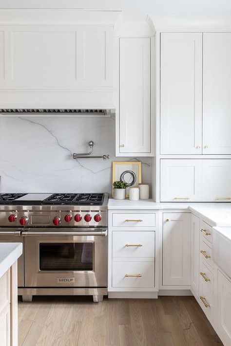 Wolf dual range with a white wooden range hood transforms a kitchens cooktop accented with a honed white marble slab backsplash. Wooden Range Hood, Kitchen Hood Design, Kitchen Cooktop, Kitchen Range Hood, Marble Backsplash, Kitchen Hoods, Classic Kitchen, Transitional Kitchen, Kitchen Marble