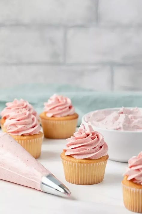 Karina Art, Homemade Strawberry Cupcakes, Homemade Strawberry Frosting, Strawberry Frosting Recipes, Baking Corner, Cupcake Photography, Strawberry Buttercream Frosting, Strawberry Frosting, Strawberry Buttercream