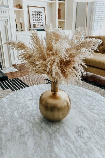 Details from my living room! Love this pampas grass and gold vase! http://liketk.it/2JSAV @liketoknow.it #liketkit #LTKunder50 #LTKhome #LTKunder100 Grass Centerpiece, Grass Decor, Pampas Grass Decor, Deco Studio, Gold Vases, Wedding Props, Décor Boho, Dried Flower Arrangements, Rustic Wedding Decor