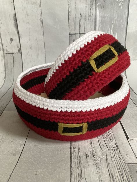 These baskets are the perfect gift for Christmas. Crochet Merry Christmas, Crochet Christmas Basket Pattern Free, Crochet Christmas Box Free Pattern, Crochet Santa Basket Pattern, Crochet Basket Christmas, Patio Oasis, Santa Ideas, Utensil Holders, Christmas Basket