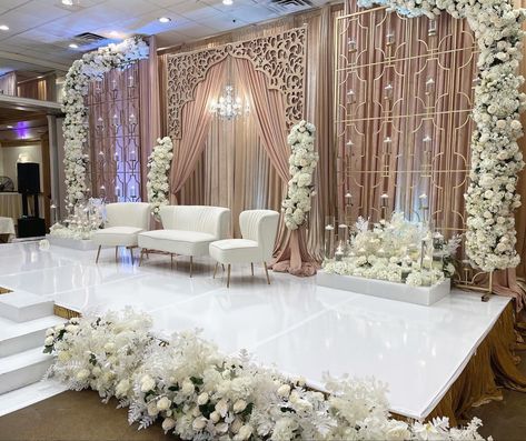 Banquet Hall Decoration For Engagement, Baraat Stage Decoration, Baraat Decorations, Baraat Decor Ideas, Valima Decoration, Shaadi Stage Decor, Nikkah Stage Decoration, Wedding Stage Backdrop Elegant, White Wedding Stage