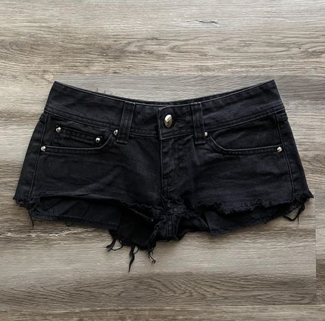 Short Shorts Outfits Aesthetic, Low Waisted Black Shorts, Black Low Rise Shorts, Low Rise Black Shorts, Mini Shorts Aesthetic, Emo Shorts, Black Denim Shorts Outfit, Shorts Png, Black Mini Shorts