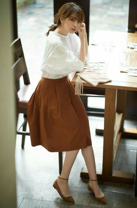 White shirt and brown midi skirt Uniqlo Fashion, Japanese Fashion Casual, Uniqlo Style, Hijab Styles, Retro Pin Up, Office Outfits Women, Pinterest Fashion, Inspired Outfits, 가을 패션