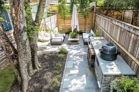 How to Cram a Lot of Outdoor Fun Into a Narrow Back Yard Toronto Backyard Design, Urban Yard Ideas Small Spaces, Rowhouse Backyard Ideas, Urban Backyard Ideas, Provence Terrace, Small Narrow Backyard, Rowhouse Backyard, Narrow Patio Ideas, How To Cram